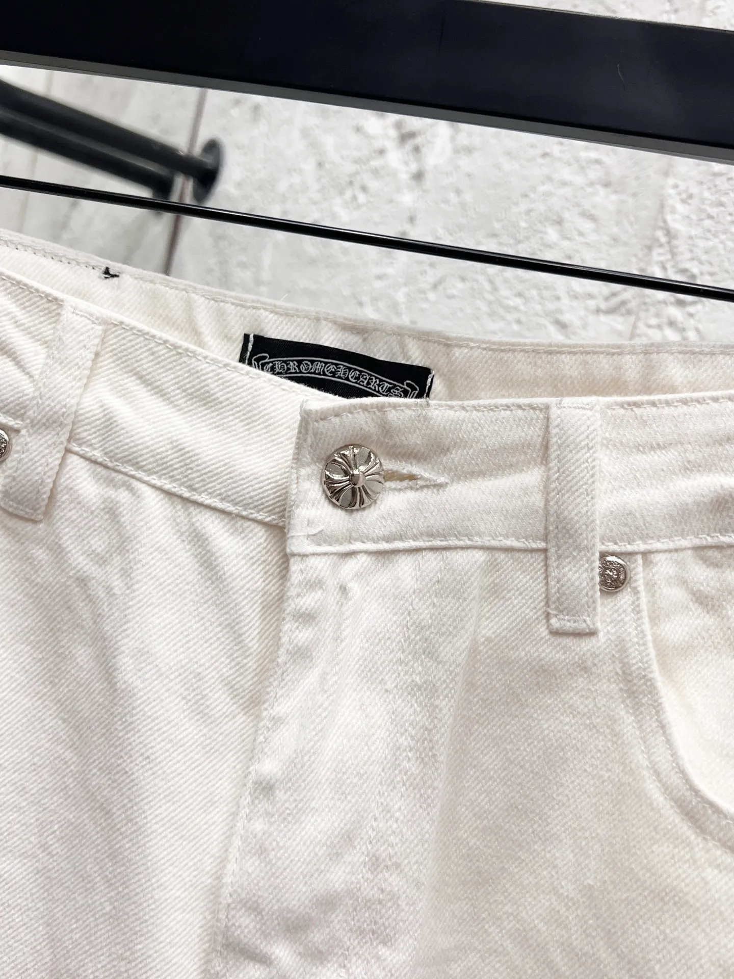 🅿️240 Style No.: H928 Chrome hearts & Chrome hearts 25ss black leather white pants cross patch leather jeans CH Chrome hearts double knee cross patch leather bo1 version logging pants straight work pants B136 Chrome hearts cross Sanskrit overalls Counter price 24W level, patchwork cross flower embellishment, high waist washed jeans! ! Absolutely high-end luxury products, 1.9W level god-level single products, super popular products, made by top heavy industry, not to be missed. About Zangyin, this is an extremely luxurious fashion brand, which can also be called the nobles of the high street. It has always been an exclusive brand of some hipsters or rich second generation. Compared with ordinary high streets, it is more luxurious and noble. Compared with luxury brands, it has a more fashionable personality and has always been a brand that I have a special liking for. Imported yarn is custom-woven into a high-density twill canvas. While ensuring a stiff silhouette, the fabric feels very delicate. It follows the B01 classic silhouette. The upper body is stiff and stylish. The ready-made garments are stone-ground and fermented and can be matched with any style. Buttons and zinc-brushed washable genuine YKK retro metal products. Double-layered canvas on the front. Perfect details. All hardware is perfect. Size: 30-32-34-36 Color: white pants and black leather